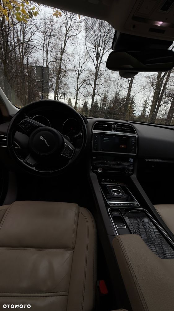 Jaguar F-Pace 20d AWD Chequered Flag - 18