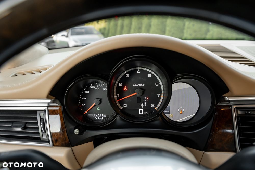Porsche Macan Turbo - 28