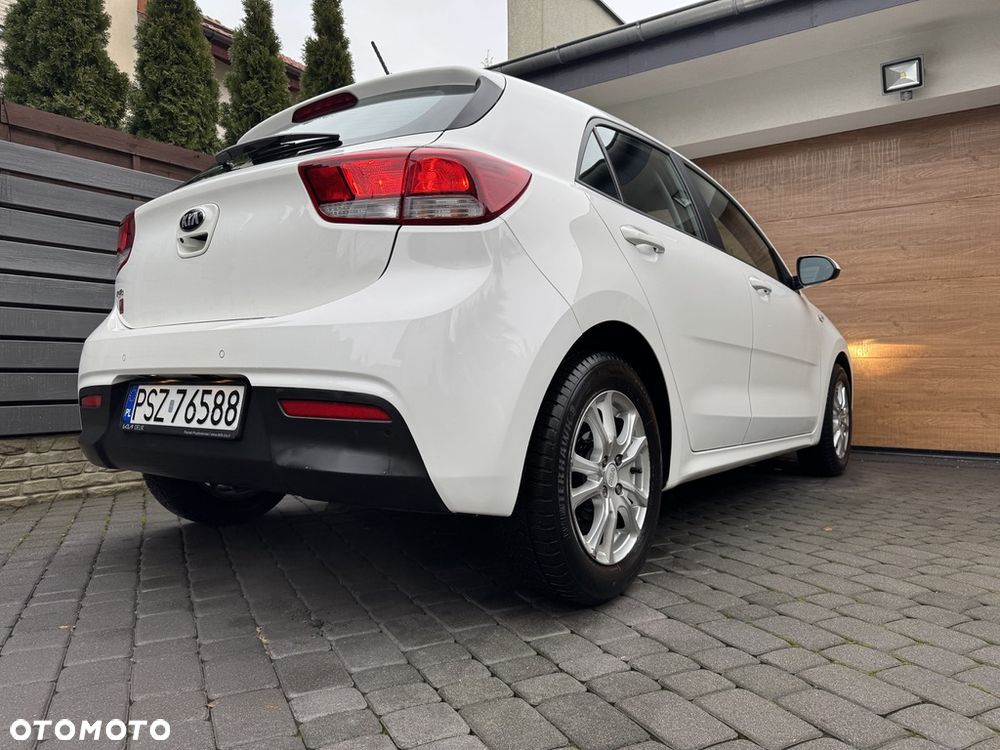 Kia Rio 1.2 L - 6