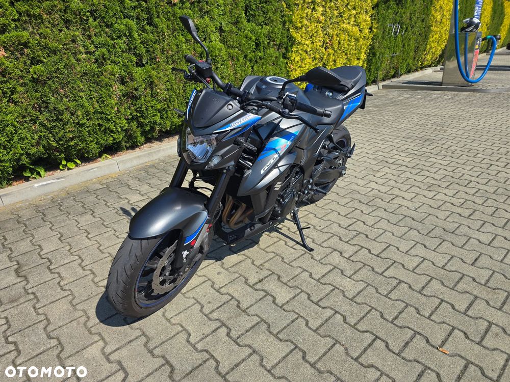 Suzuki GSX - 19