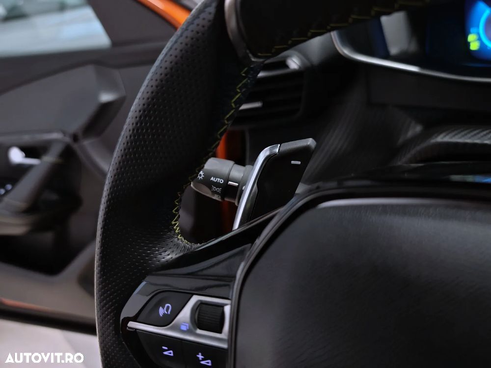 Peugeot 2008 PureTech 130 EAT8 GT - 16
