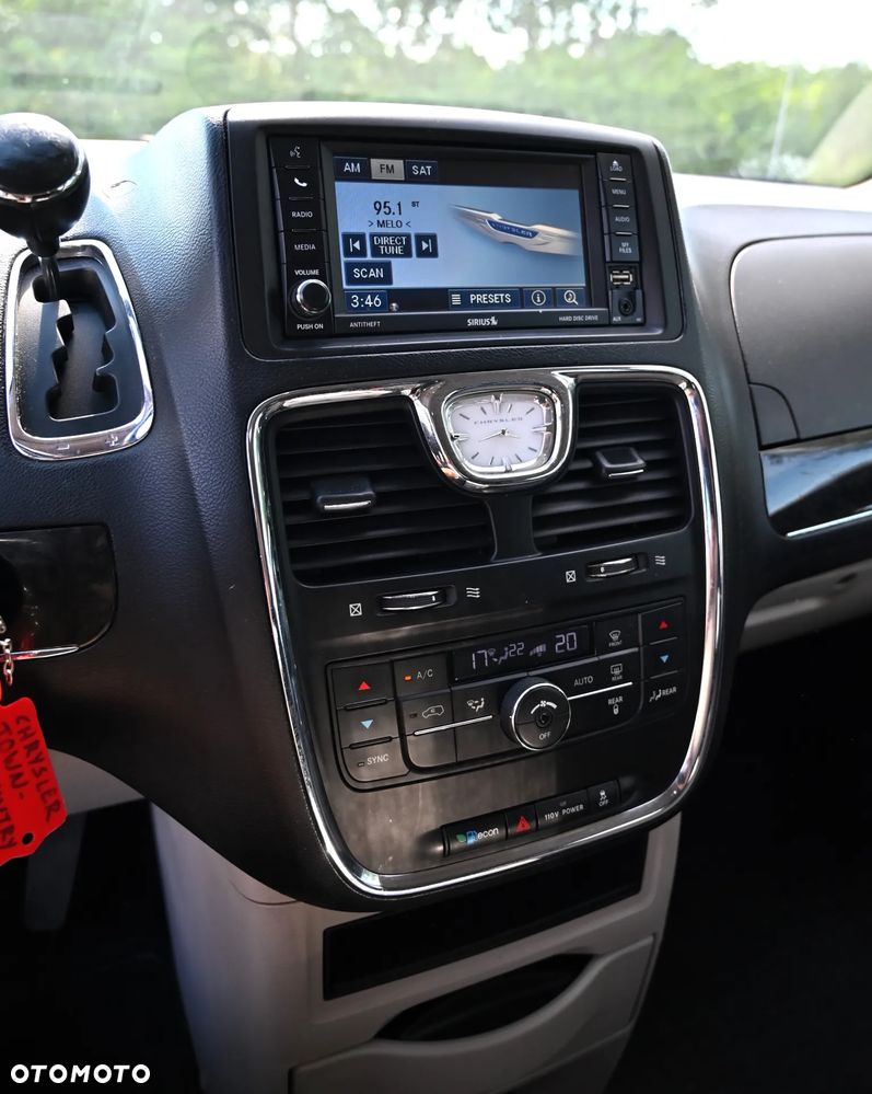 Chrysler Town & Country - 20