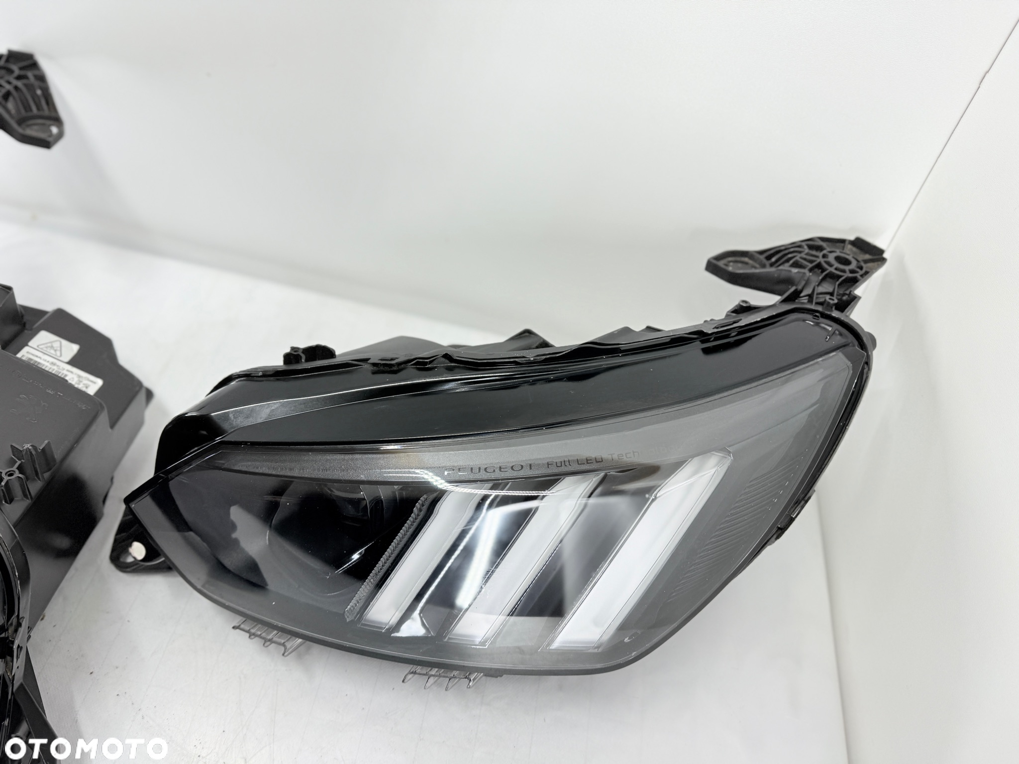 Lampa przednia prawa lewa Peugeot 208 II 2 - 6