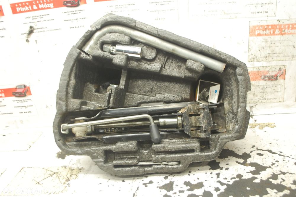 WKŁA KOŁA ZAPASOWEGO KOMPLETNY LEWAREK STYROPIAN 1J0012115M VW GOLF IV SEAT TOLEDO II SKODA - 1