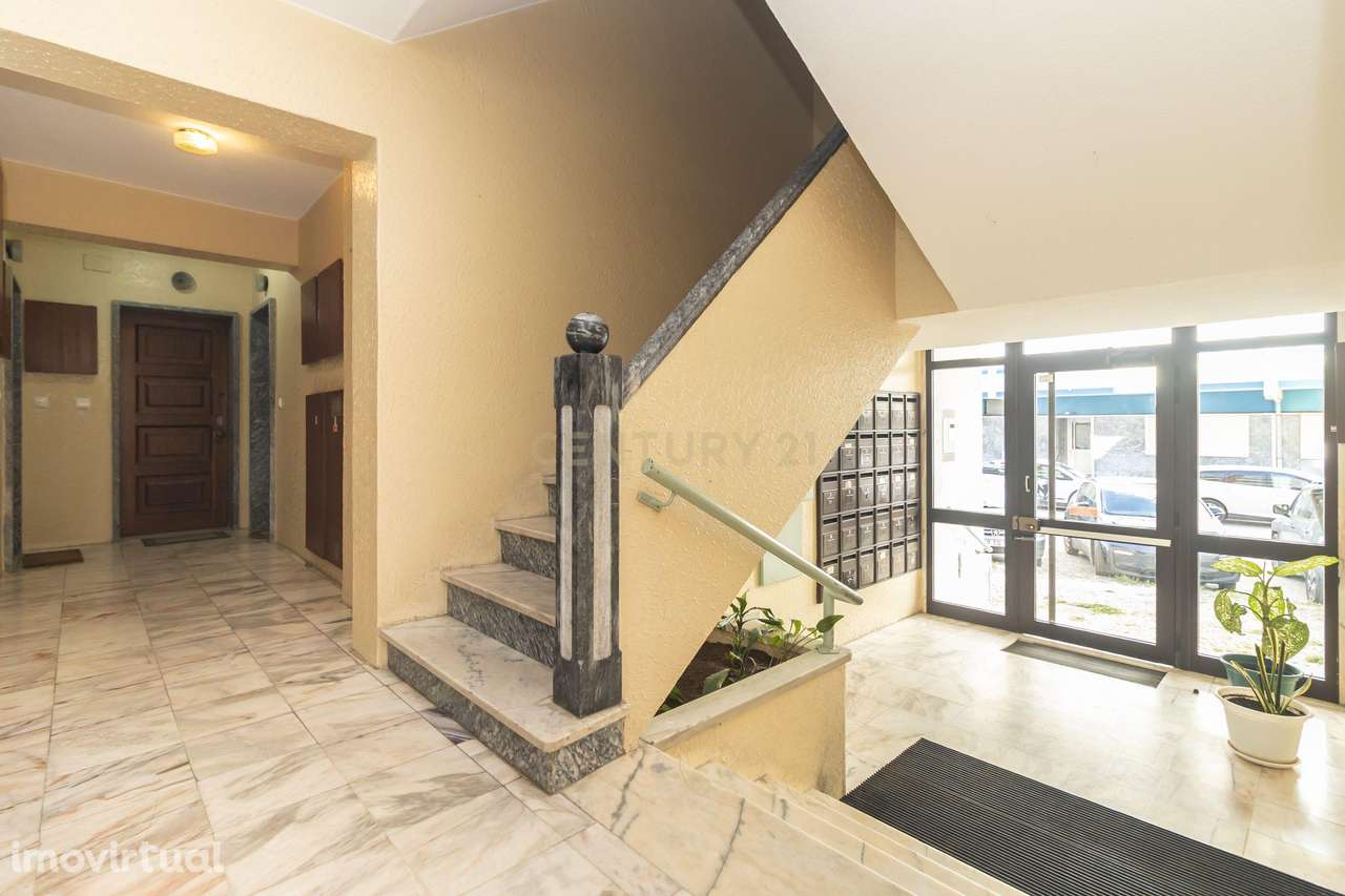 Apartamento T2 de 98m2 com Excelentes Áreas e 2 WC, no Centro Caparica - Grande imagem: 4/36