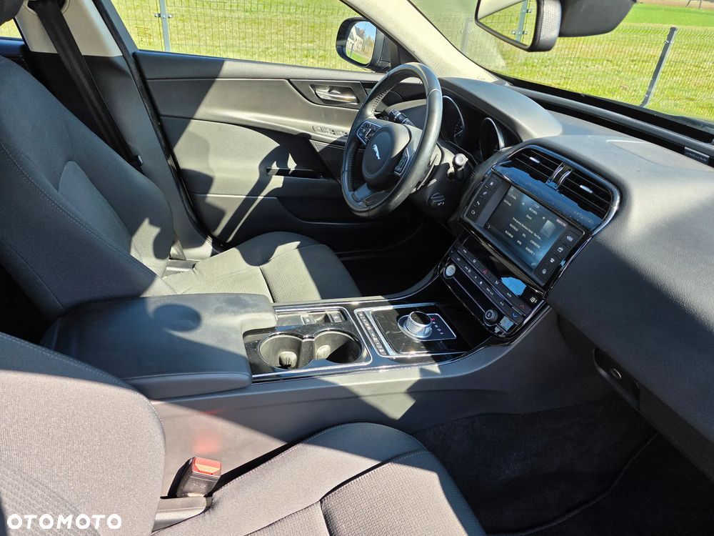 Jaguar XE E-Performance Pure - 18