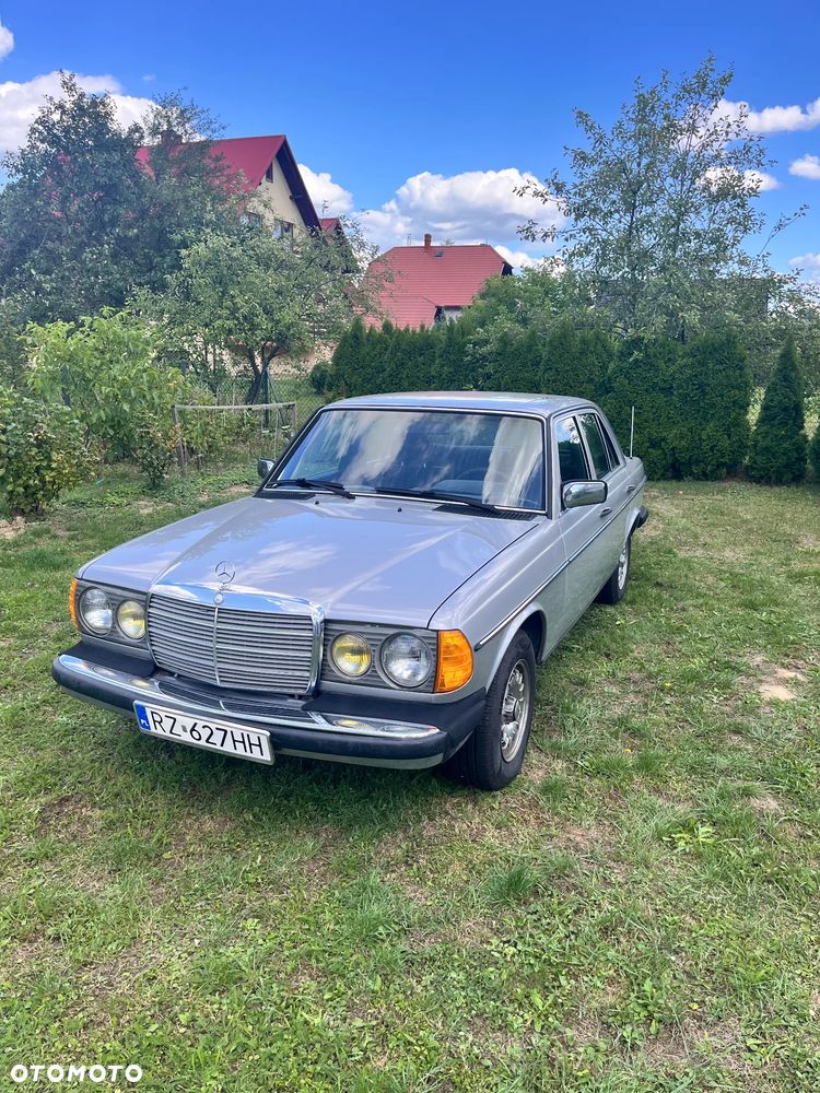 Mercedes-Benz W123 - 1