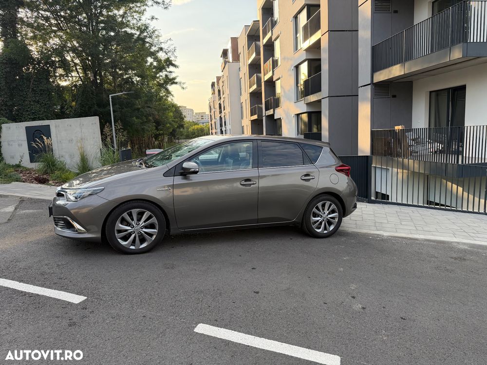 Toyota Auris 1.8 L VVT-i Sol + - 4