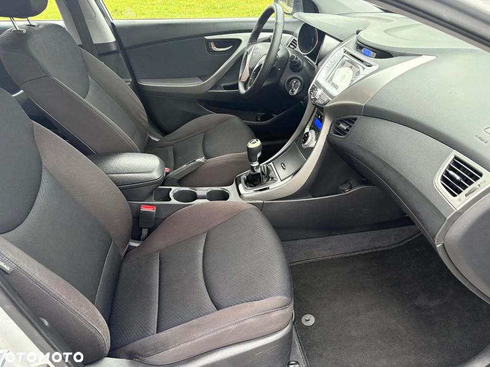 Hyundai Elantra 1.6 Comfort - 15