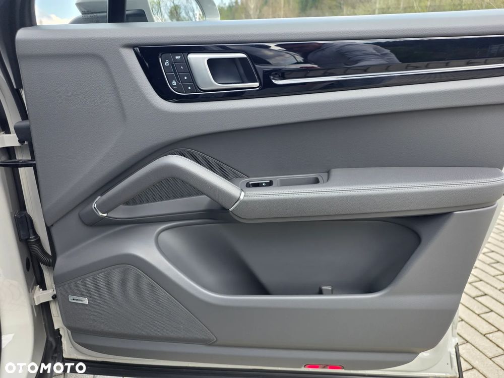 Porsche Cayenne E-Hybrid PHEV Black Edition - 30