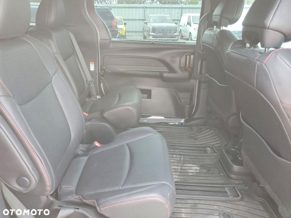 Toyota Sienna - 9