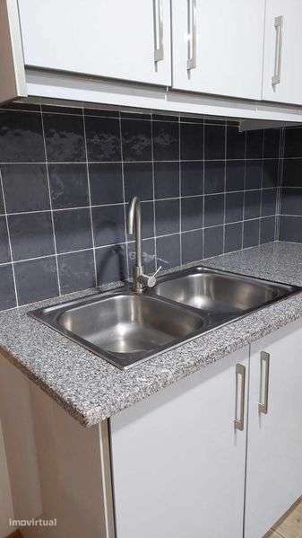 T2 reconstruído com cozinha equipada e pátio - Grande imagem: 4/12