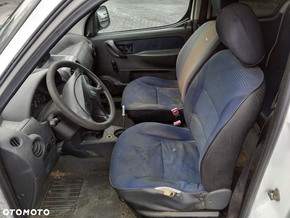 Peugeot Partner I FL (02-10r.) 1.6 HDI 74KM. Silnik DV6BTED4 Skrzynia 20DP37 lakier EWP/EWPA/EWPB/249. Cały na części. GWARANCJA !!!  Przód Tył Zestaw Komplet Drzwi Klapa Zderzak Błotnik Maska Grill Atrapa Szyba Pas Lampa Lusterko Boczki Fotel Kanapa Kokpit Deska Rozdzielcza Przełącznik Włącznik Sterownik Przewody Wiązka Instalacja Moduł Komputer Czujnik Listwa Pompa Alternator Wtryski Głowica Rozrusznik Kompresor Sprzęgło Dwumas Silnik Skrzynia ABS Klimatyzacji Paliwa Wspomagania Kolektor Turbina Przepustnica Zawór Chłodnica Koło Hak Belka Sanki Zawieszenie Mcpherson Półoś Amortyzator Wydech Tłumik Zacisk Most - 8