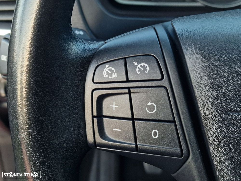 Volvo V40 Cross Country 2.0 D3 - 18