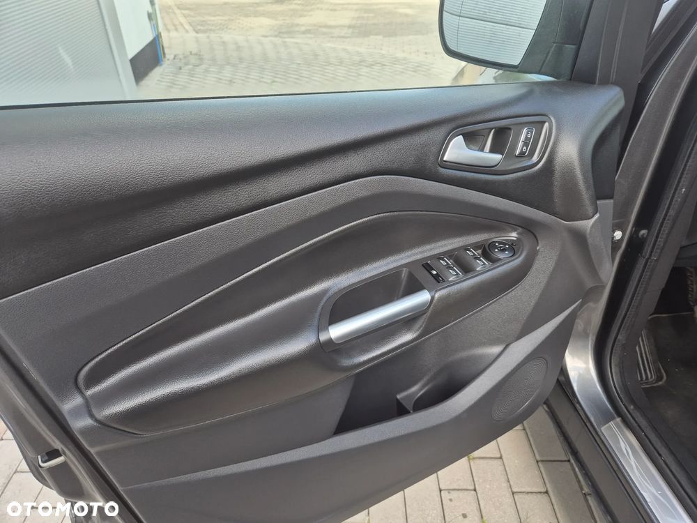 Ford Kuga 2.0 TDCi 2x4 Titanium - 16