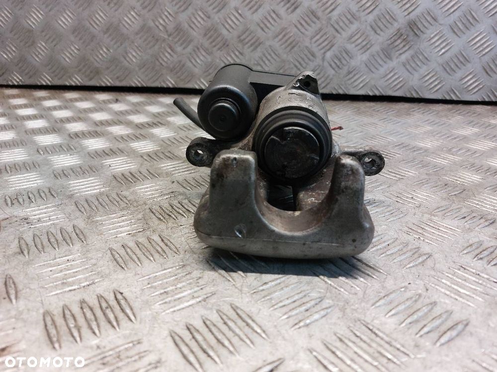 ZACISK HAMULCOWY LEWY TYŁ VOLKSWAGEN PASSAT B6 - 3