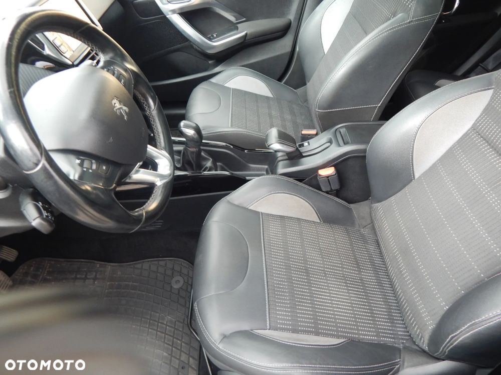 Peugeot 2008 1.2 Pure Tech Allure S&S - 16
