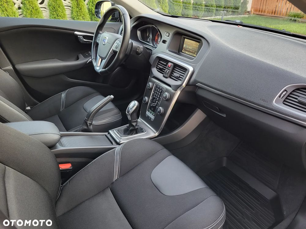 Volvo V40 D4 Momentum - 13