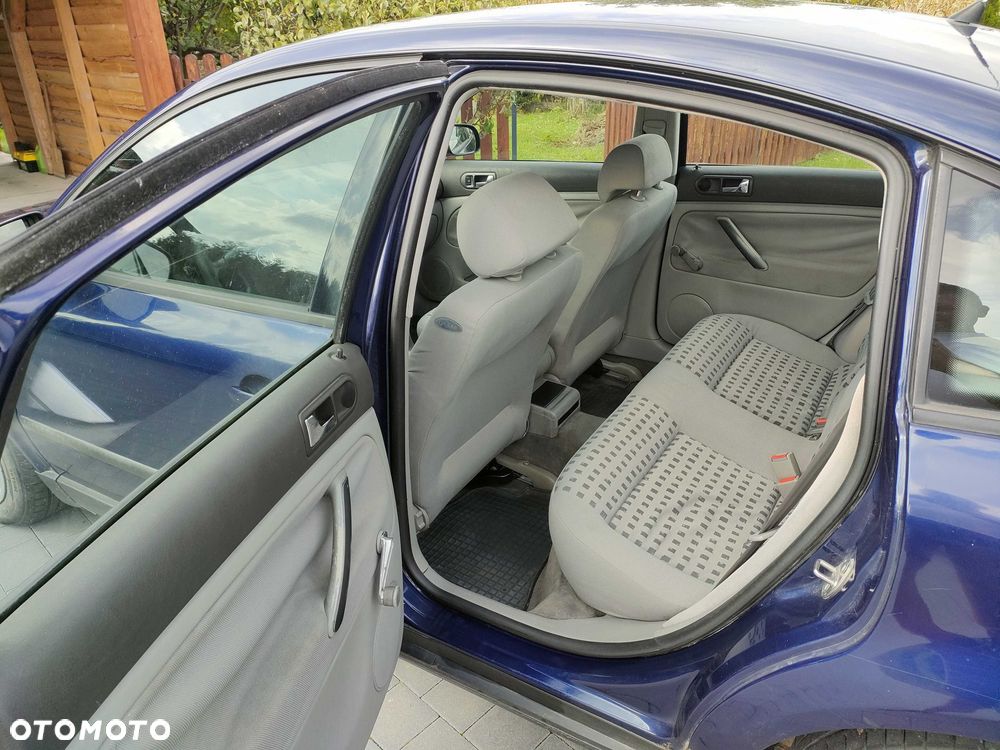 Volkswagen Passat - 4