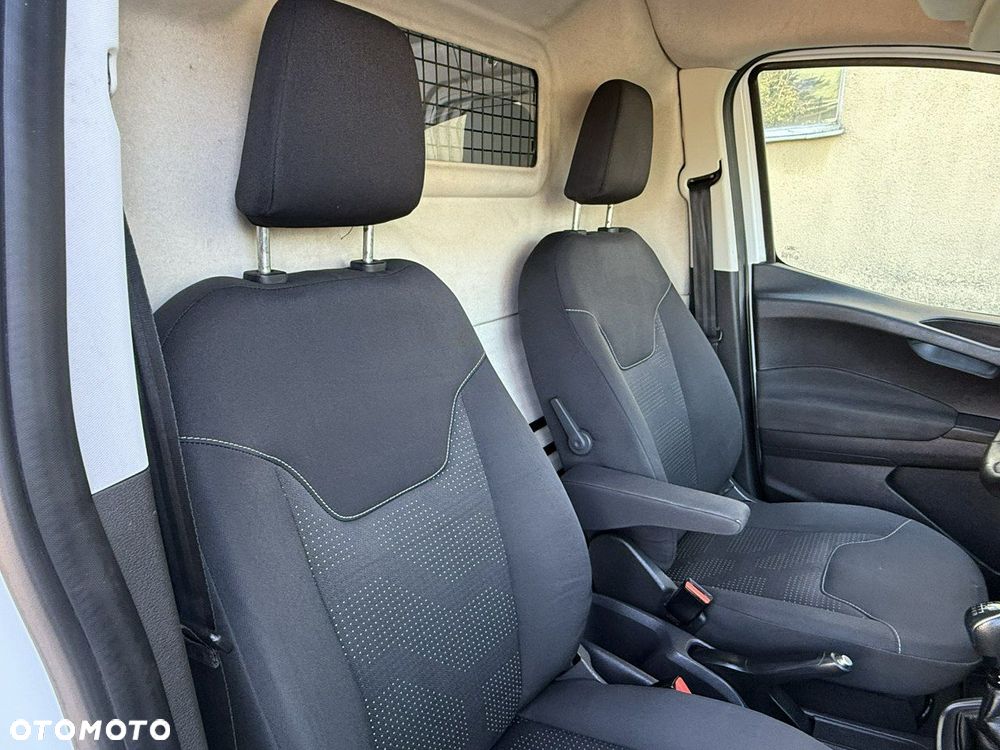 Ford Transit Courier - 13