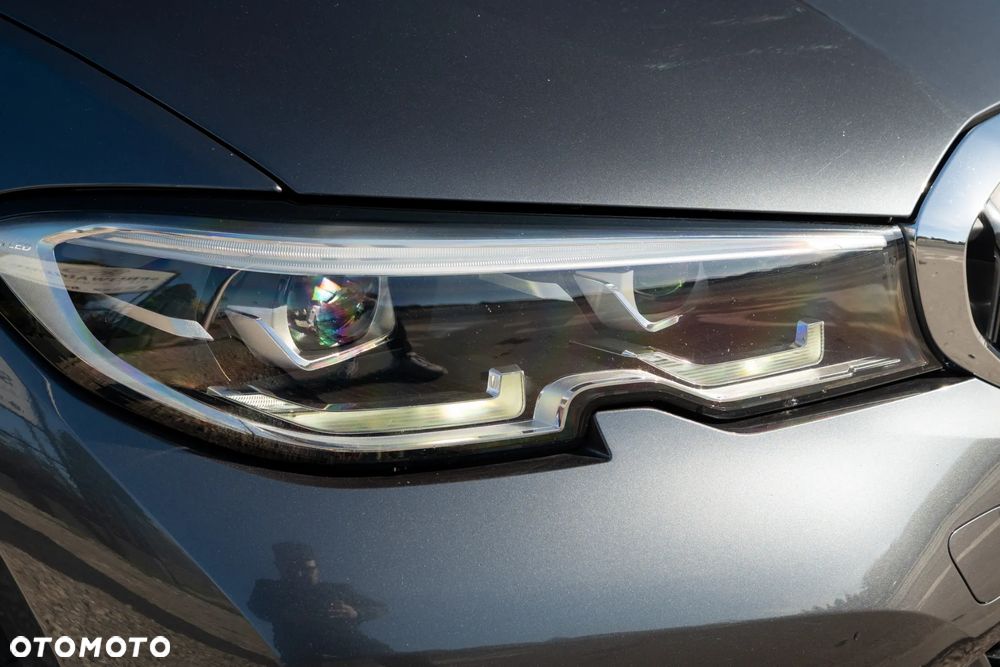 BMW Seria 3 330i Sport Line - 31