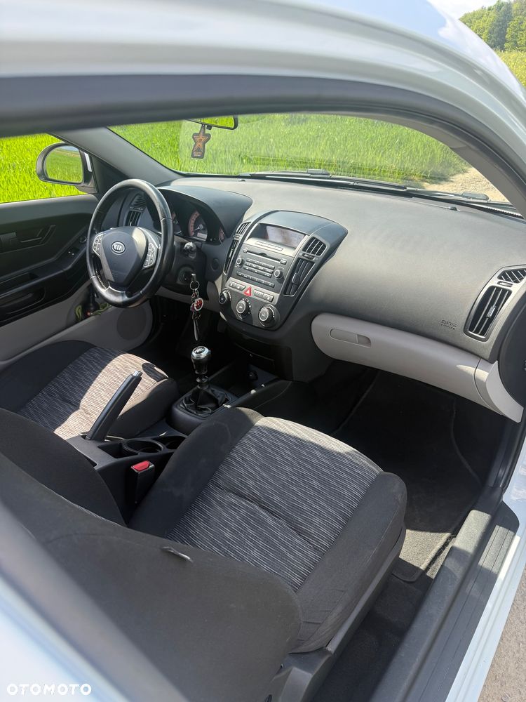 Kia Ceed 1.6 L - 13