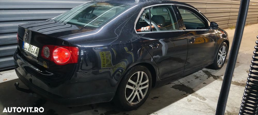 Volkswagen Jetta 2.0 TDI Sportline - 3