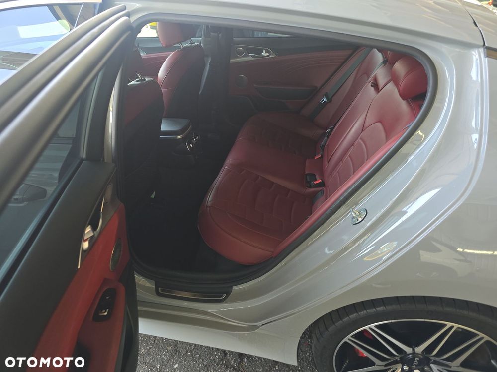 Kia Stinger - 10