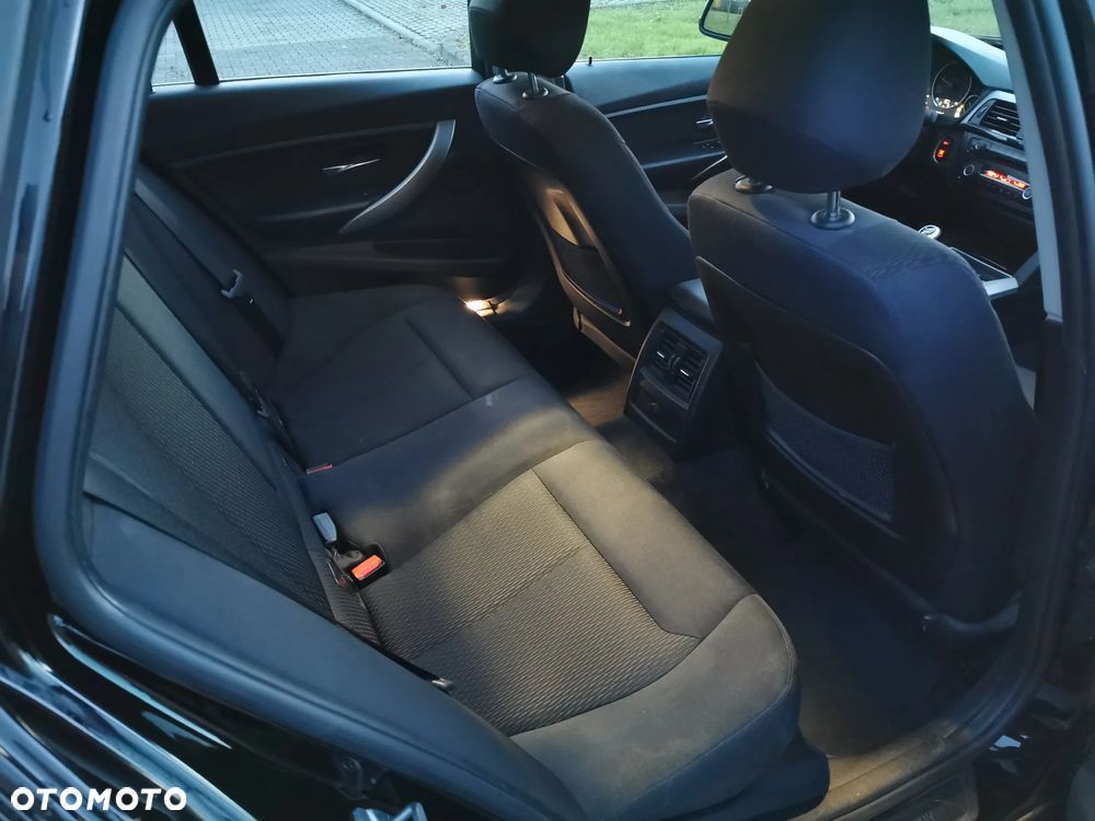 BMW Seria 3 320d Touring xDrive - 23