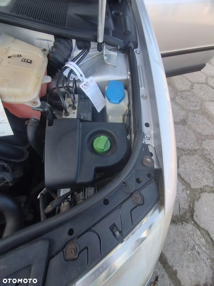 Volkswagen Passat 1.6 Comfortline - 24