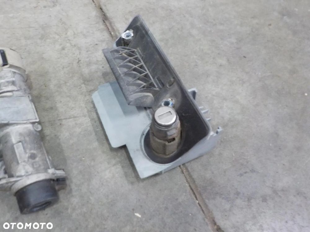 VW T5 ZAMEK ZAMKI WKŁADKI WKŁADKA TYŁ - 2