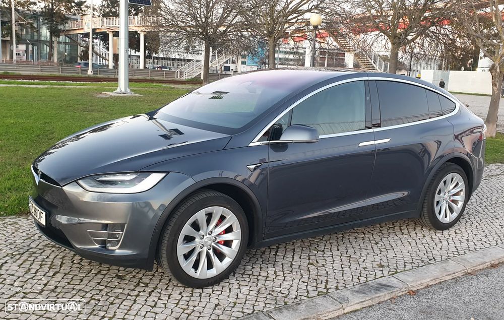 Tesla Model X - 9