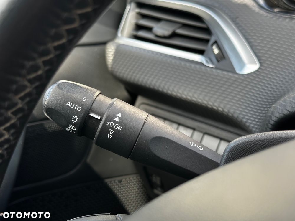 Peugeot 2008 1.6 e-HDi Allure S&S - 17