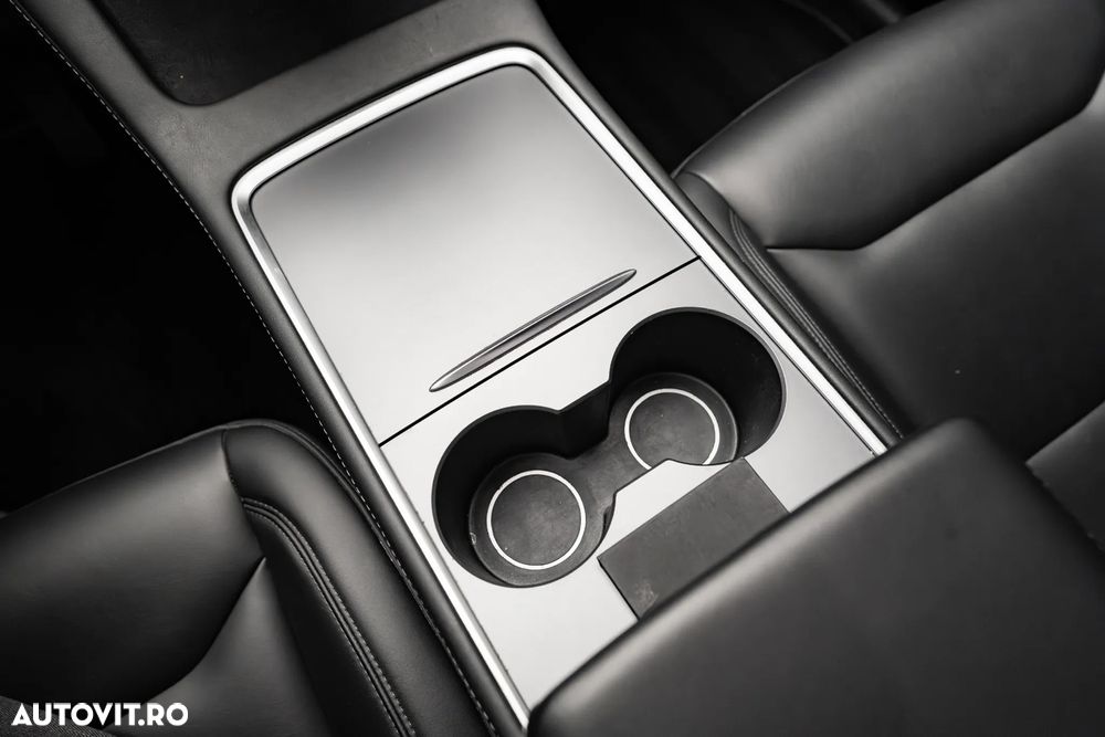 Tesla Model Y Long Range AWD - 14