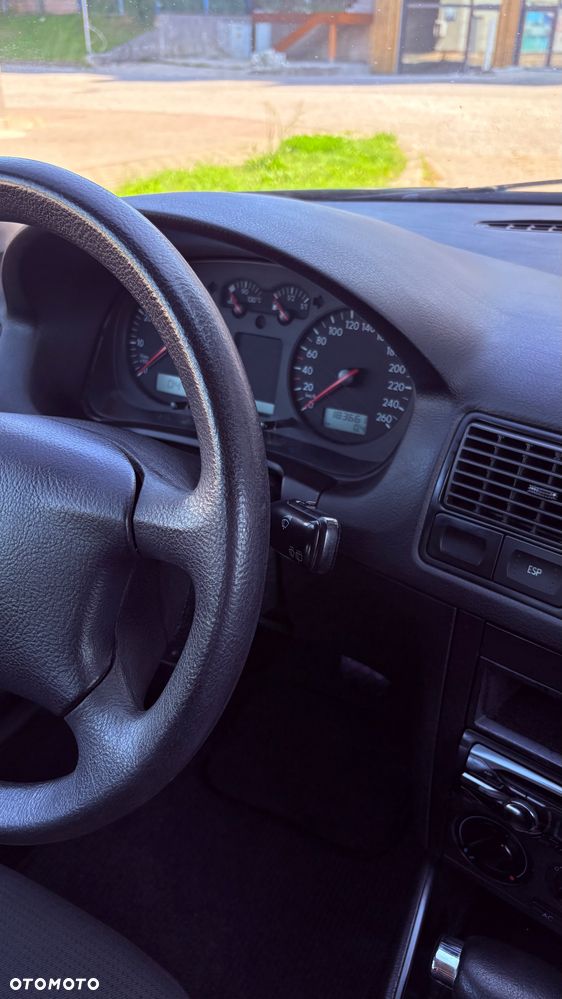 Volkswagen Golf 1.6 Comfortline - 24