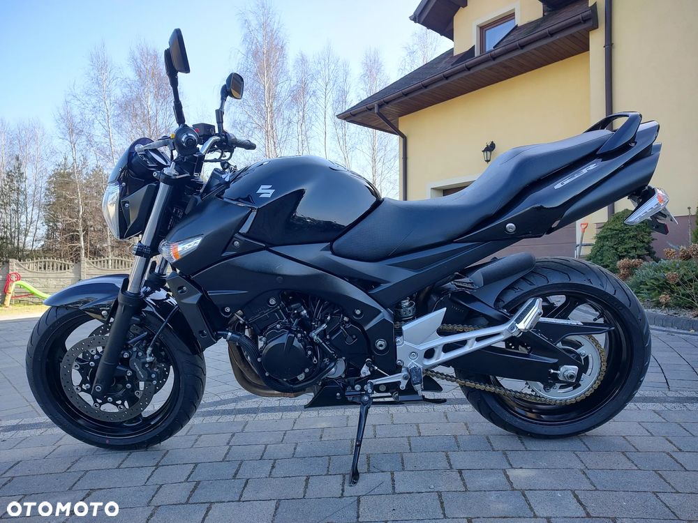 Suzuki GSR - 2