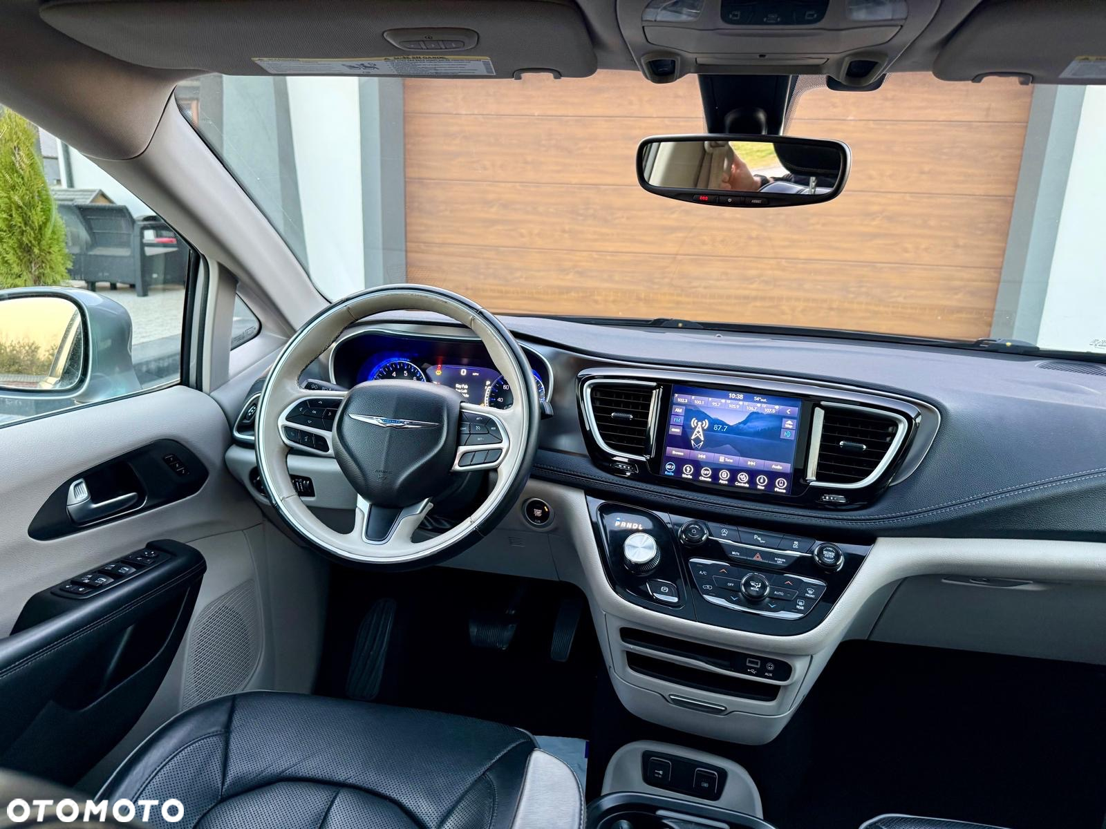 Chrysler Pacifica - 16