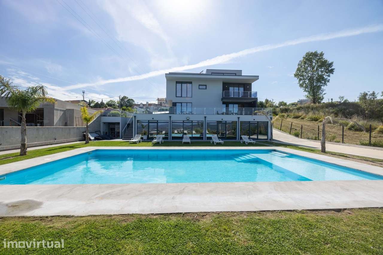 Moradia T5+1 | 4 Frentes | Jardim | Piscina | 5 Suites | Renovada - Grande imagem: 2/60