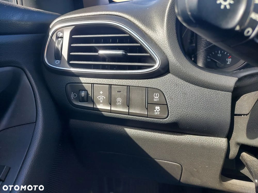 Hyundai i30 1.5 DPI Classic + - 16