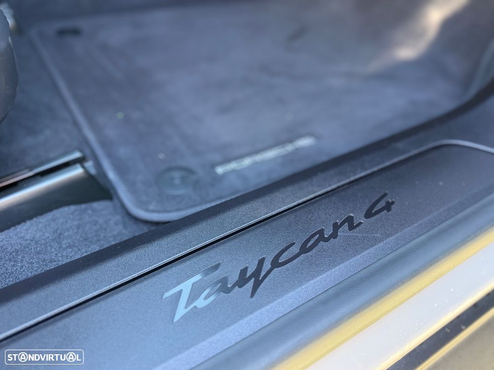 Porsche Taycan Cross Turismo 4 - 10