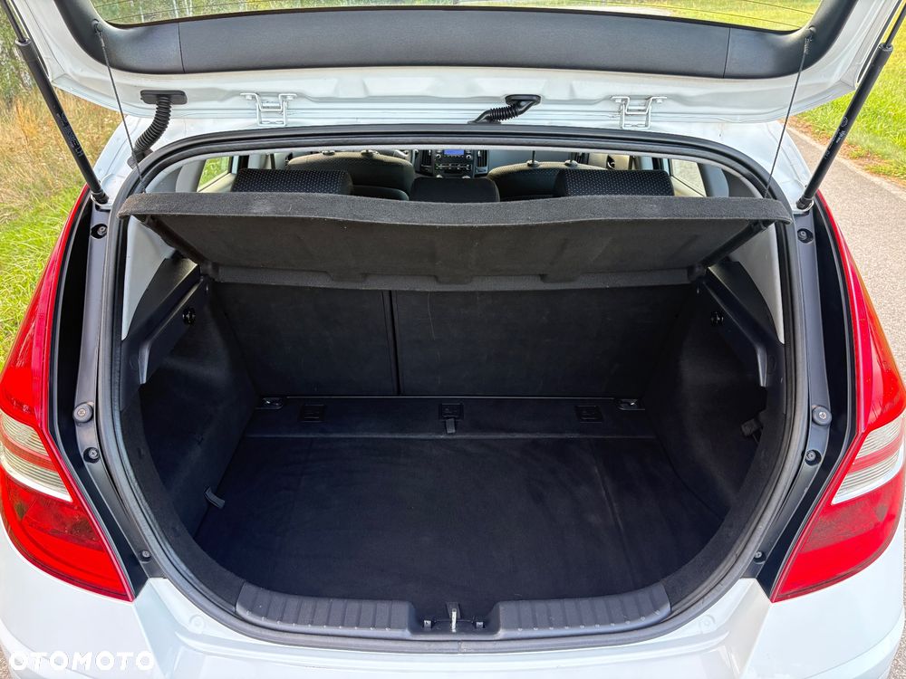 Hyundai i30 1.4 Base + - 26