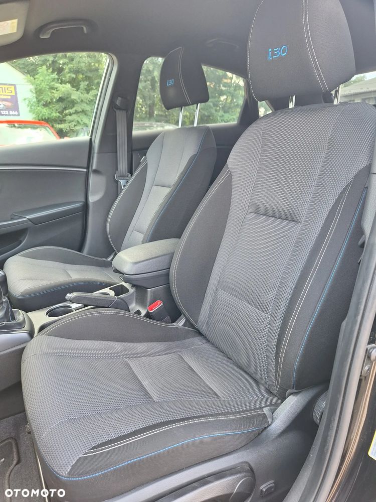 Hyundai i30 blue Kombi 1.6 GDi Passion - 23