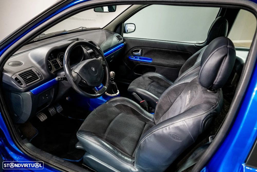 Renault Clio 3.0 V6 Sport - 10