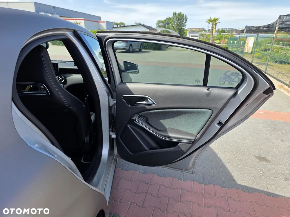 Mercedes-Benz Klasa A 180 BlueEfficiency Edition - 12