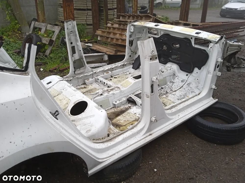 BŁOTNIK TYLNY PRAWY Z PASEM TYLNYM I WANNĄ VW POLO 6R 09-17 5D KOD KOLORU LB9A - 2