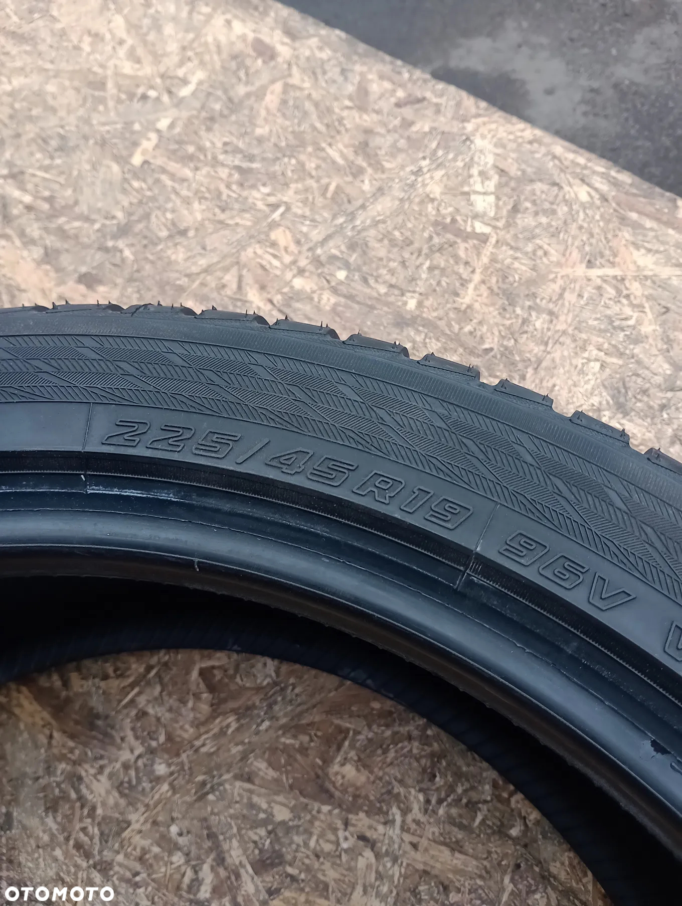 OPONY ZIMOWE 4x 225/45 R19 96V YOKOHAMA BLUEARTH WINTER V905 - 9