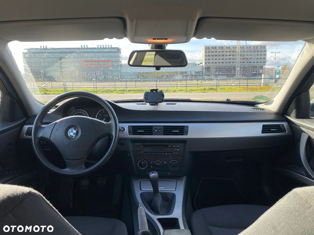 BMW Seria 3 318i Touring - 12