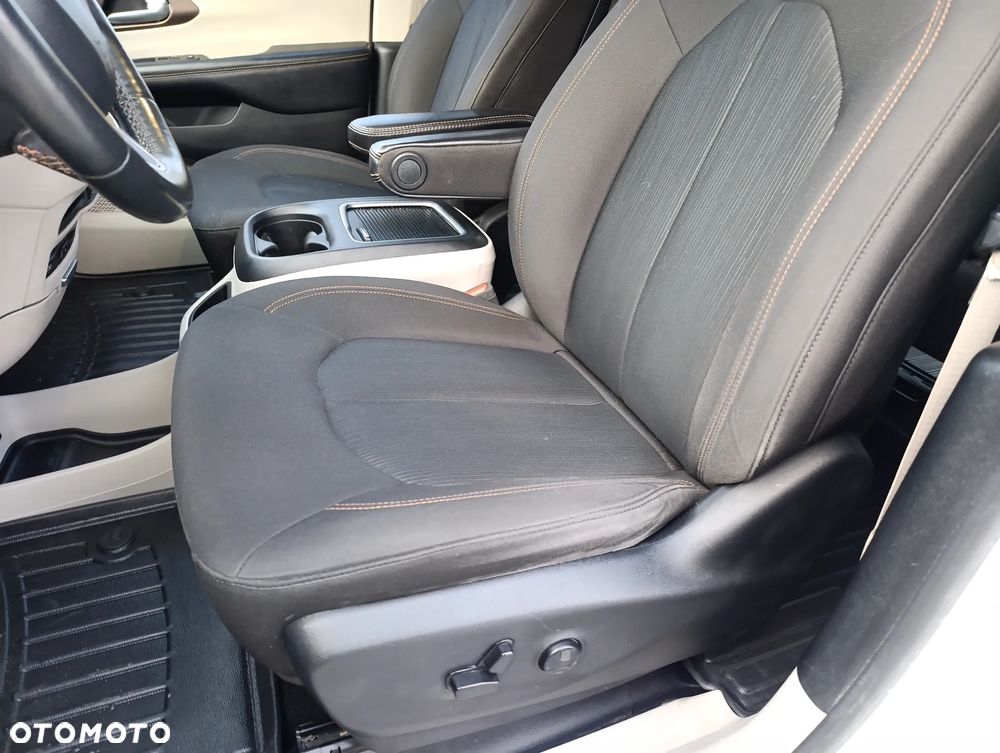 Chrysler Pacifica - 13