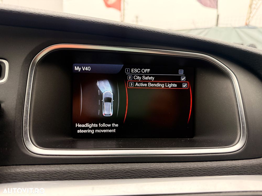 Volvo V40 Cross Country D3 Momentum - 10