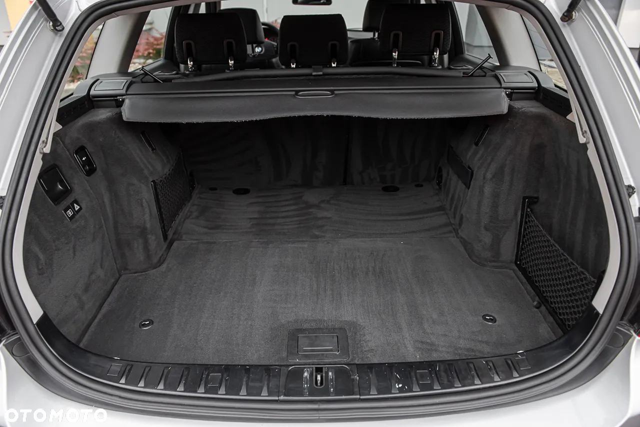BMW Seria 3 325i xDrive Touring - 27